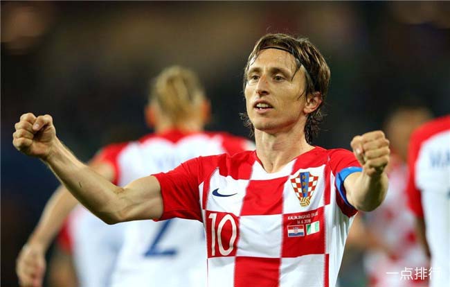 气坏了！沈梓捷补防被吹犯规抱怨绕场 犯满离场