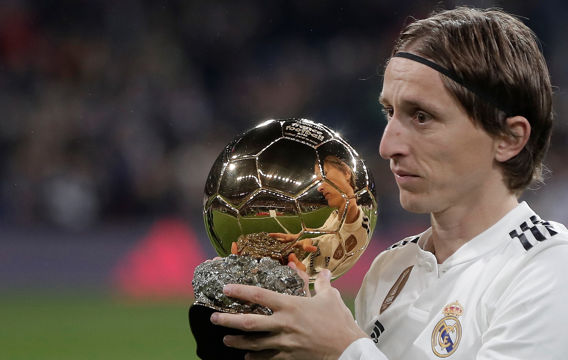 那不勒斯官方：洛博特卡在意杯赛前热身时左腿后胫肌拉伤