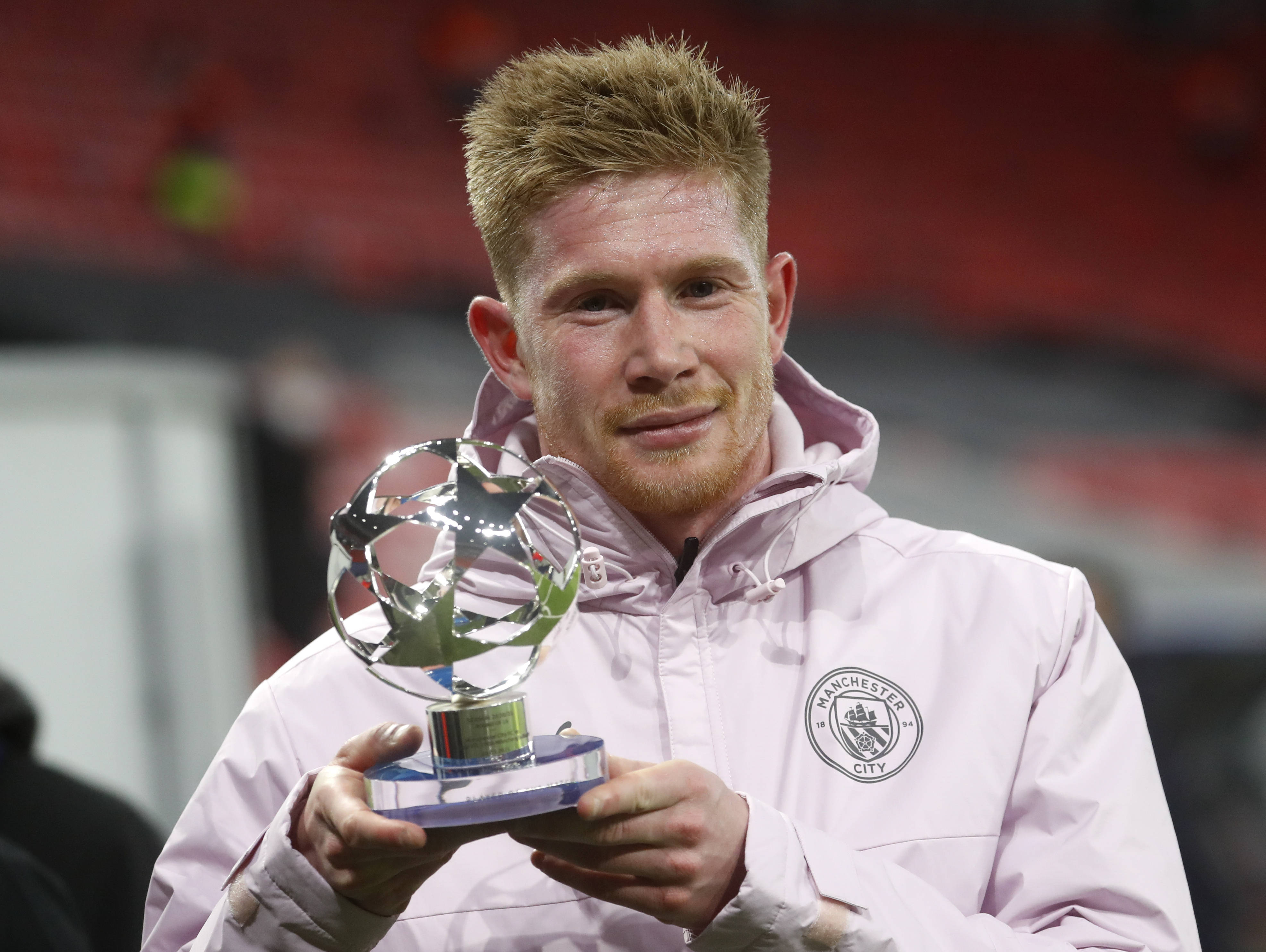 欧文突破防守送出关键助攻